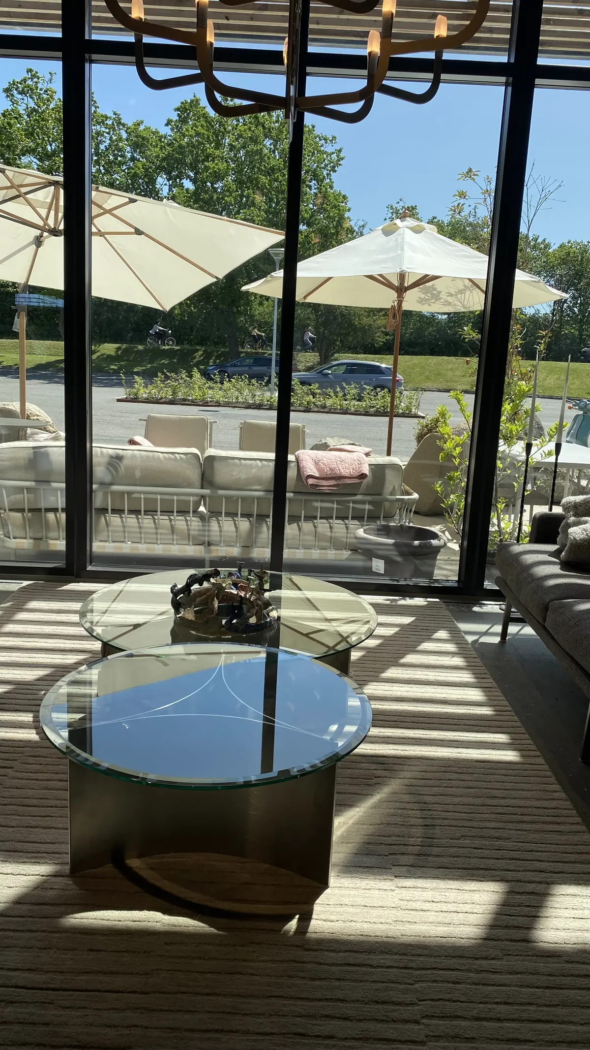 Keramikværk på glasbord hos Brdr. Sørensen Møbler i Aalborg