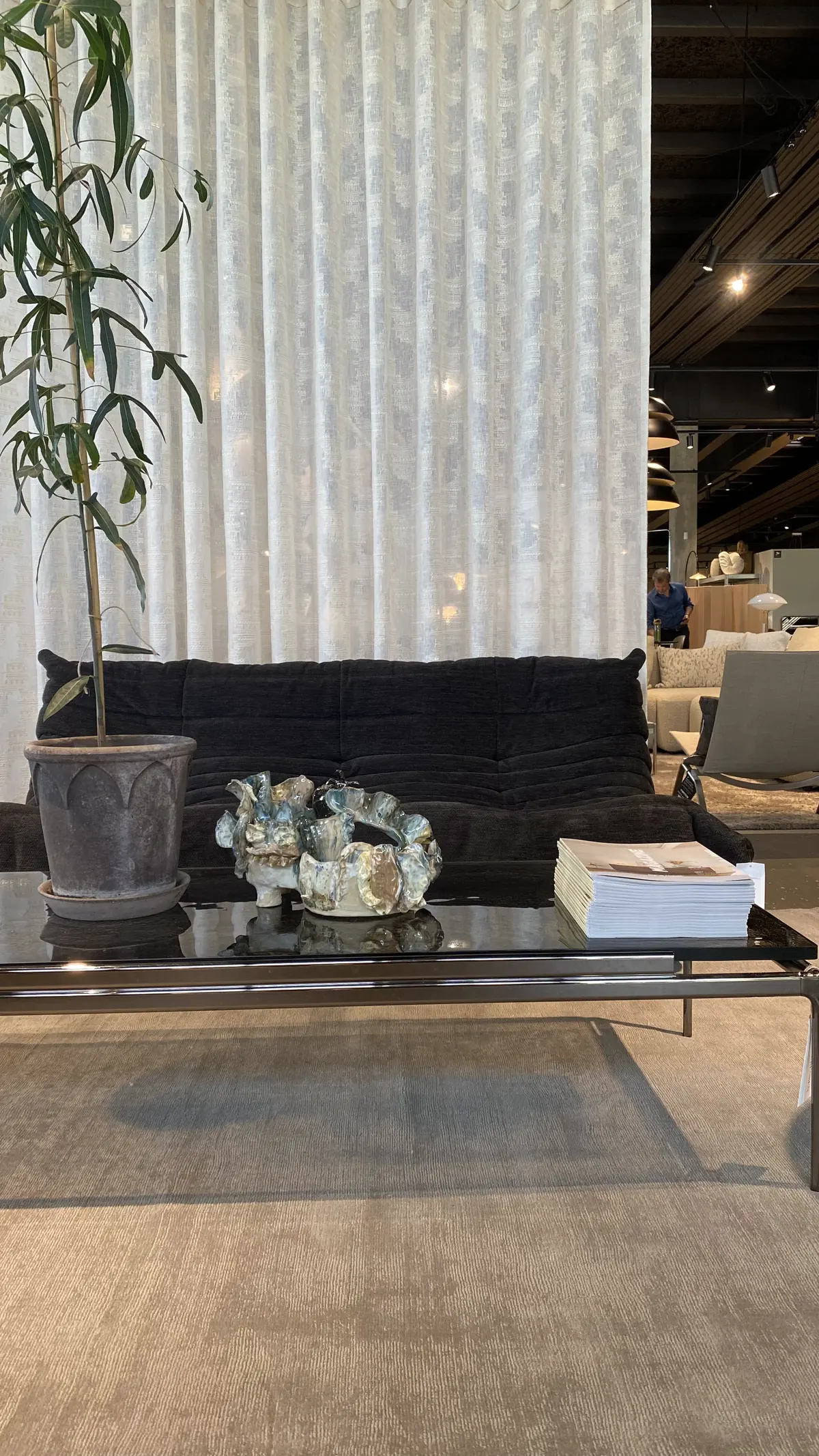 Keramisk skulptur foran sofa hos Brdr. Sørensen Møbler i Aalborg