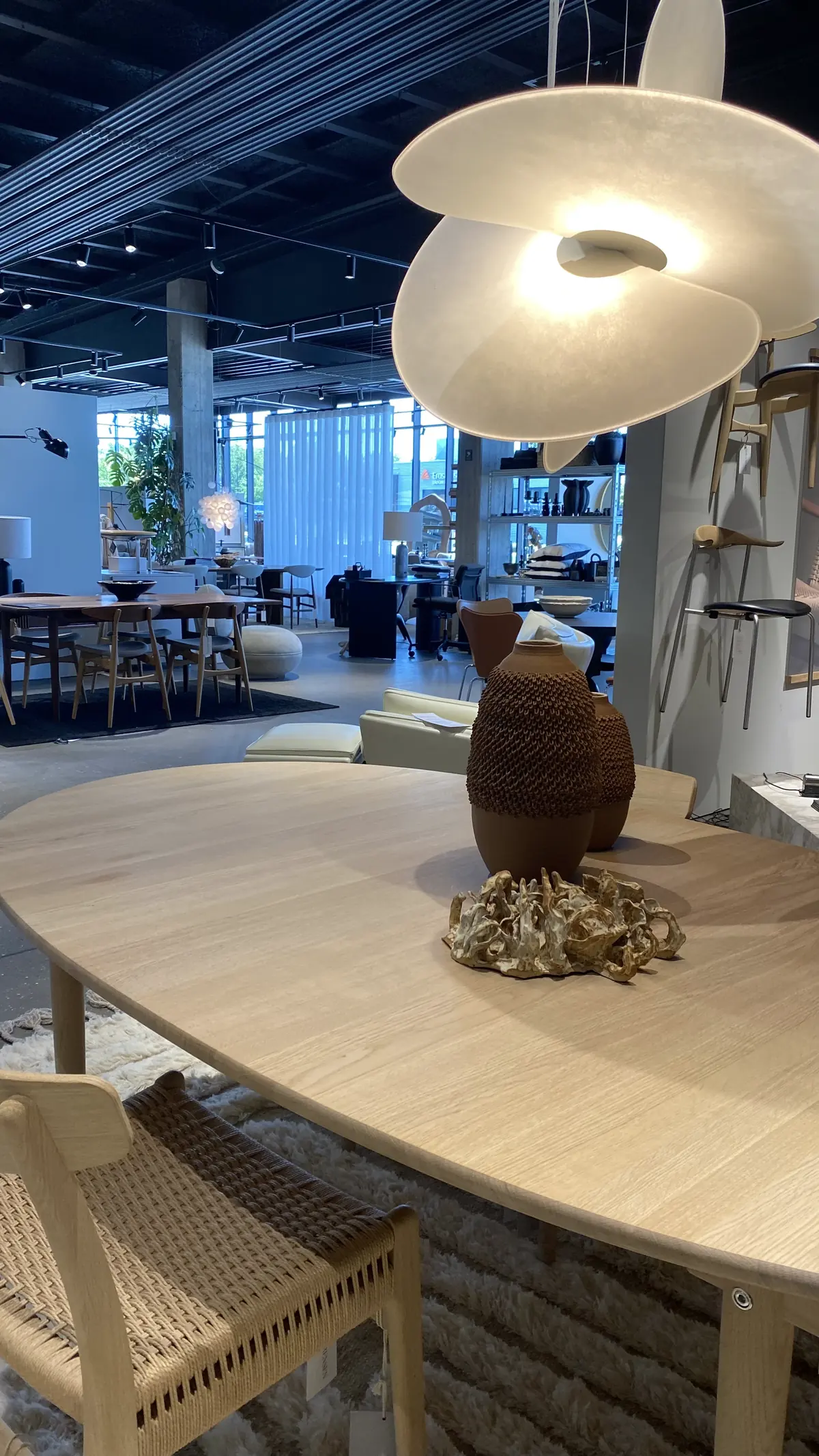 Keramikværk på træbord blandt designmøbler hos Brdr. Sørensen i Aalborg